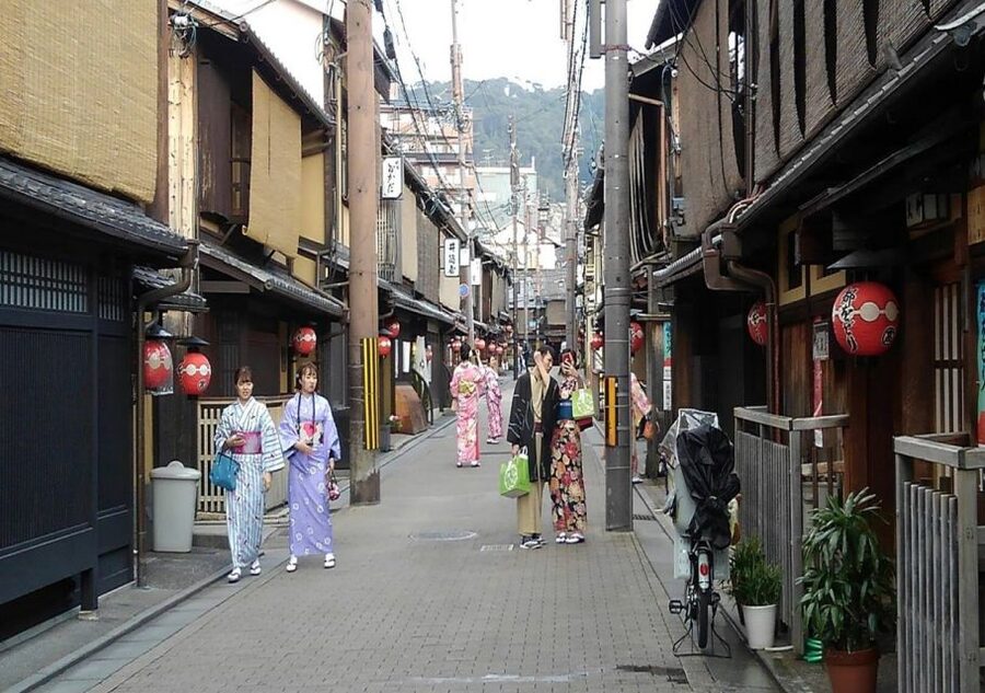 Kyoto Evening Gion Food Tour - Practical tips for shoes, allergies, and seeing the right sights