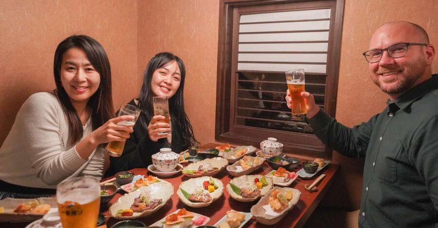 Kyoto: Foodie Night Tour in Gion with 9 dishes + 6 Sake - Finding the Group at Izumo no Okuni, Then Getting Your Bearings Fast