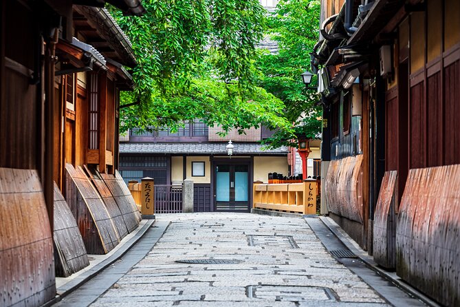 Kyoto Geisha District Walking Tour in Gion - Yasaka Shrine: lanterns, calm, and a smart start