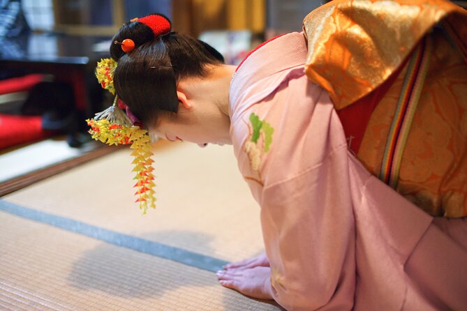 Kyoto Geisha Show Cultural Hour with an apprentice geisha, Maiko - Where You Meet in Honmachi and What the Small-Group Size Changes