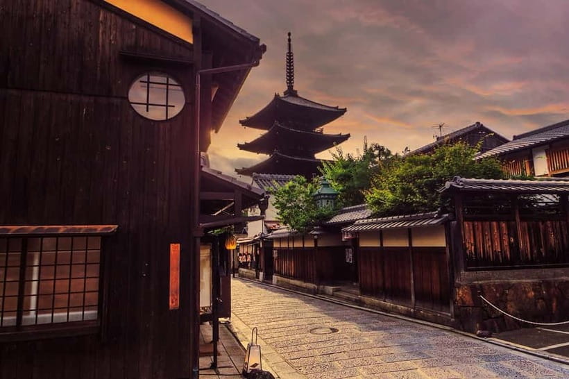 Kyoto Geisha Walking Tour: Gion District & Hidden Gems - How the tour route works, famous corners plus quieter streets