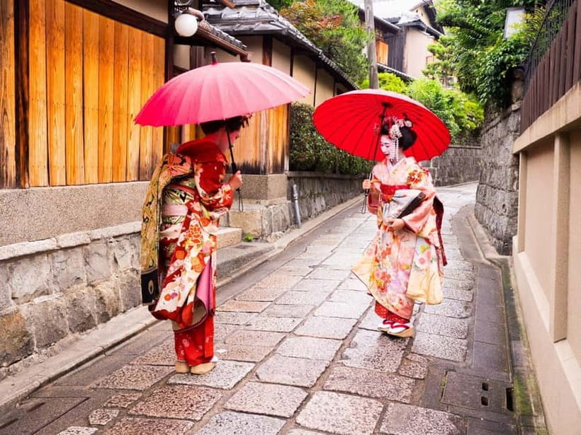 Kyoto Geisha Walking Tour: Gion District & Hidden Gems - Hokan Ji Pagoda stop: a single landmark that explains Kyoto’s layers