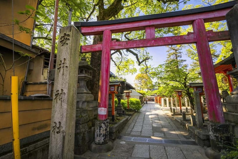 Kyoto Geisha Walking Tour: Gion District & Hidden Gems - Machiya townhouses and teahouses: what you are seeing under the beauty