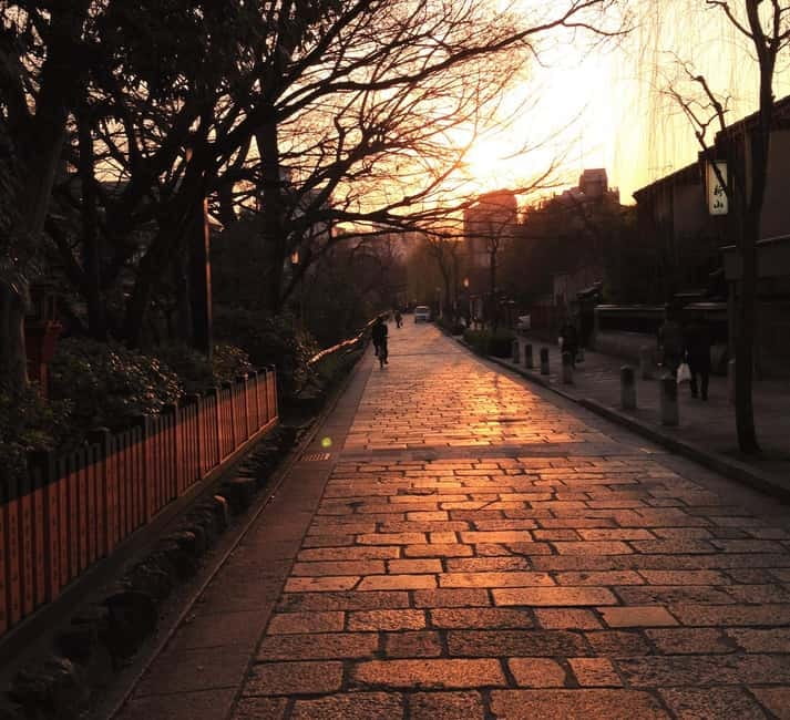 Kyoto Geisha Walking Tour: Gion District & Hidden Gems - Off the beaten path photo moments, with etiquette built in