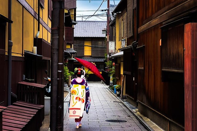 Kyoto: Gion and Geisha District Walking Tour - Start at Yasaka Shrine, where the mood sets fast