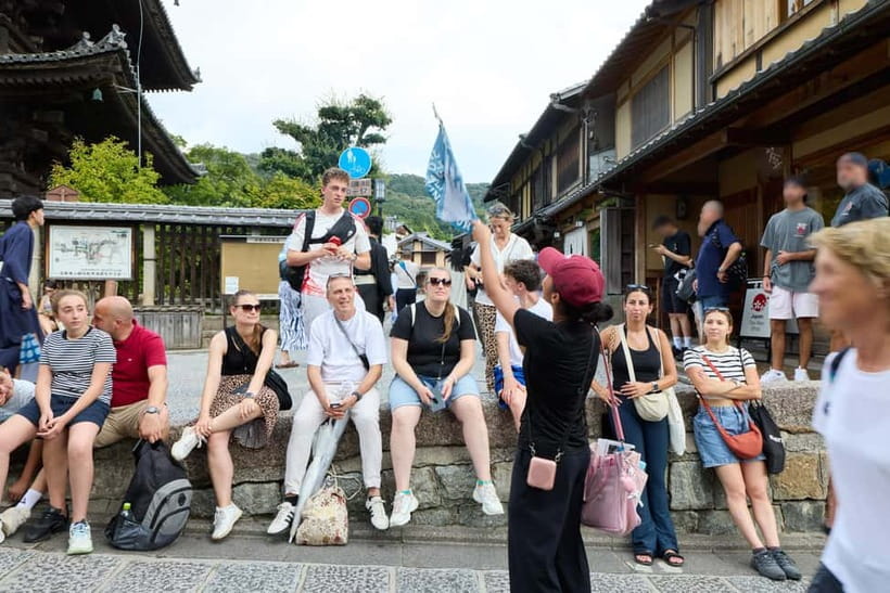 Kyoto: Gion Geisha District Walking Tour and Hidden Gems - Ninen Zaka and Sannenzaka: the famous approach, handled well