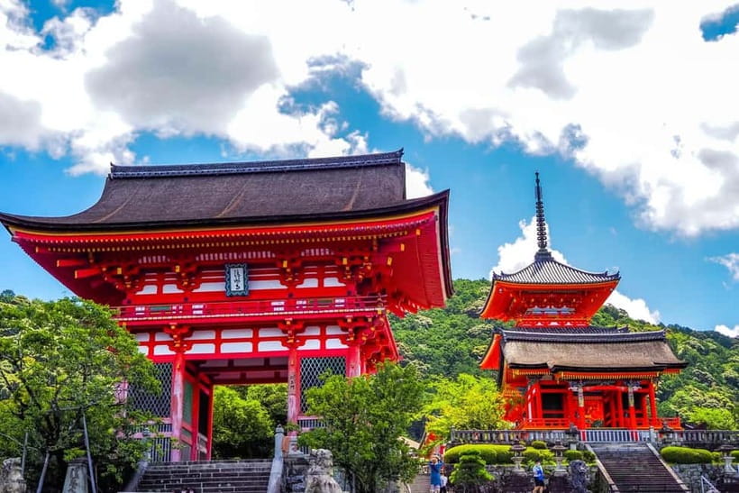 Kyoto: Gion Geisha District Walking Tour and Hidden Gems - Ending at Kiyomizu-dera Niomon Gate: a satisfying finish