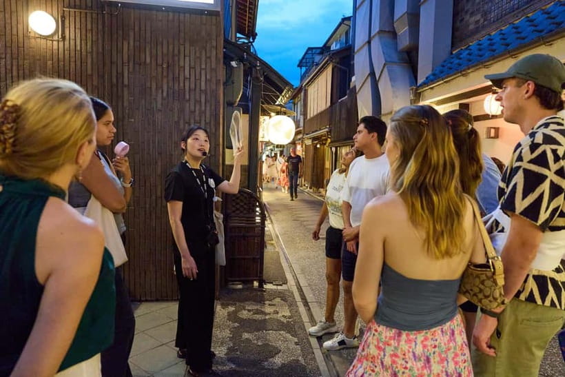 Kyoto: Gion Geisha District Walking Tour - Stories of Geisha - Night in Gion, why this walk works after dark
