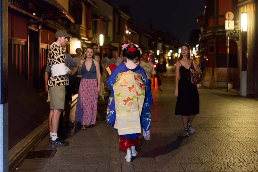 Kyoto: Gion Geisha District Walking Tour - Stories of Geisha - Meeting at Ben’s Cookies Kyoto Shijo, the easy way to start