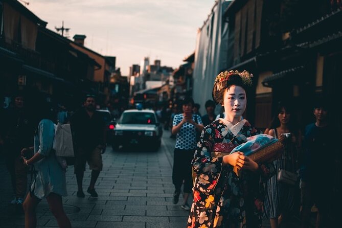 Kyoto Gion Geisha District Walking Tour - The Stories of Geisha - Meeting point at Ben’s Cookies, ending at Yasaka Shrine
