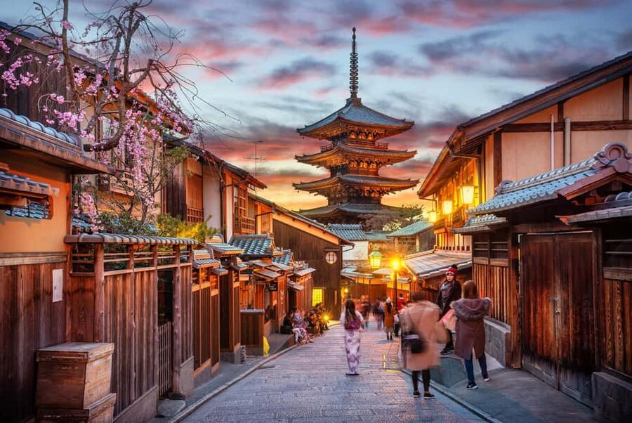 Kyoto: Gion Hidden Gems & Geisha Culture Tour - Getting oriented in Gion, starting at Shijo Ohashi