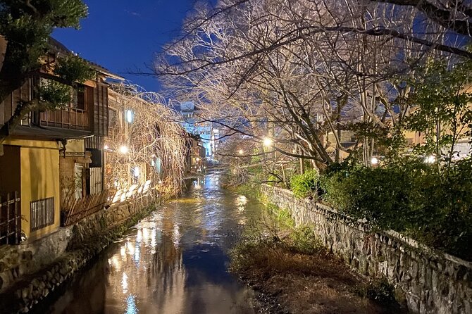 Kyoto: Gion Night Walking Tour with Geisha Insight - How the tour teaches geisha and maiko etiquette without getting preachy