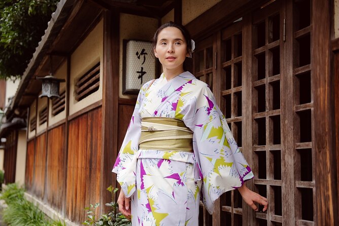 Kyoto Gion Photoshoot - Private Session | Pro Photographer - How the posing direction works, even if you hate cameras