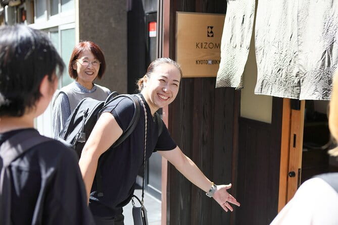 Kyoto: Gion & Pontocho Food Tour with 13 Dishes - The Gion street food stop: quick bites, good context