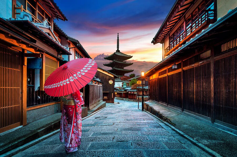 Kyoto: Gion Sunset Walking Tour with Local Guide - Entering Gion at Sunset, when Kyoto slows down