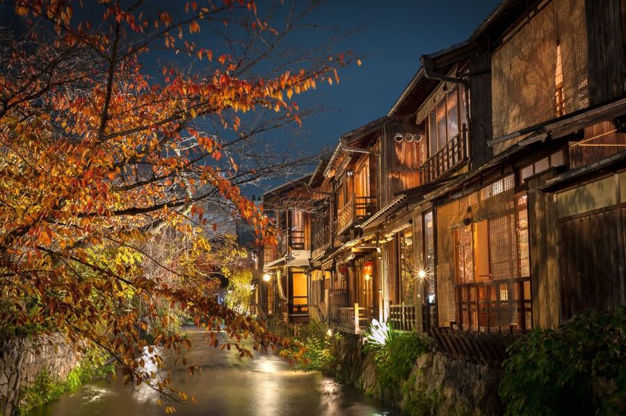 Kyoto: Gion Sunset Walking Tour with Local Guide - Meeting at Kyoto Kawaramachi Garden: find the big black world map