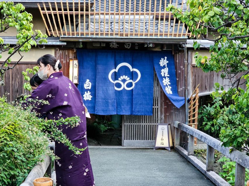 Kyoto: Gion Sunset Walking Tour with Local Guide - Kyoto Minami-za: theater energy before the lanterns