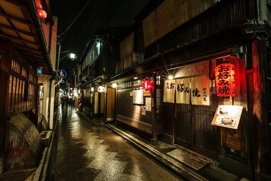 Kyoto: Gion Sunset Walking Tour with Local Guide - Hanamikoji Street: the historic lane everyone mentions for a reason