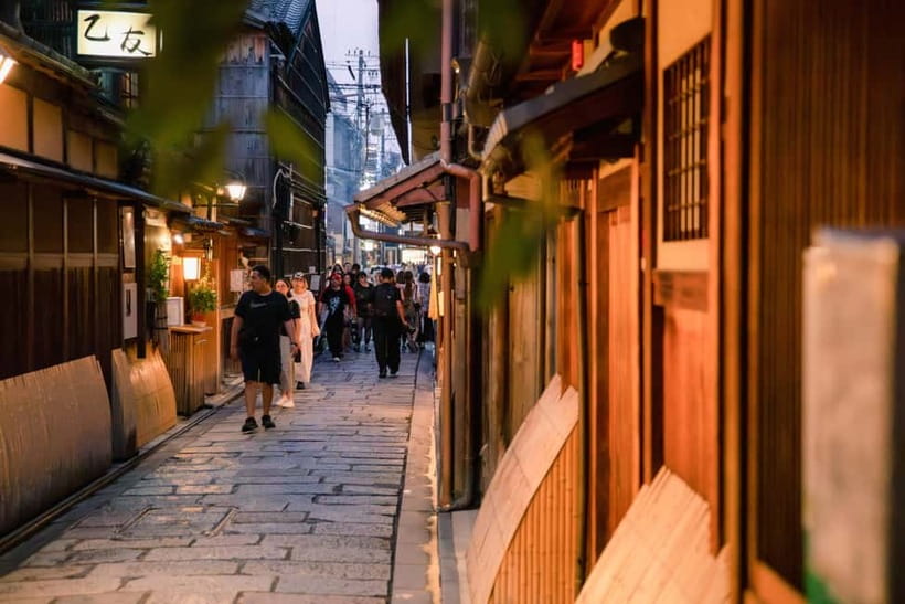 Kyoto: Gion World of the Geisha Guided Walking Tour - Stop 1: Yasaka Shrine, 40 minutes to set the tone