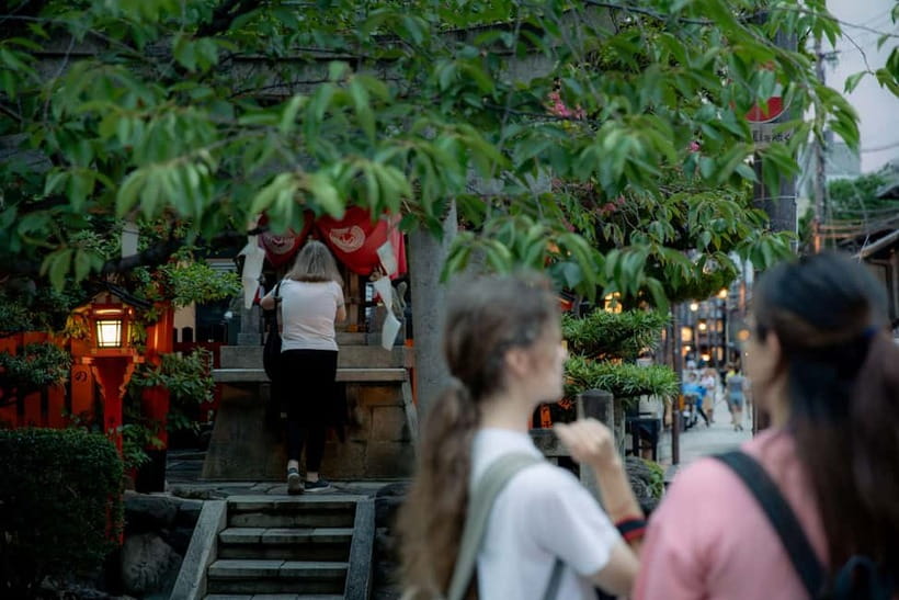 Kyoto: Gion World of the Geisha Guided Walking Tour - Stop 2: Gion guided walk for about 80 minutes