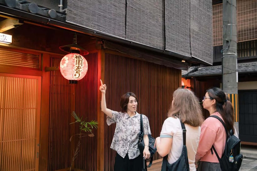 Kyoto: Gion World of the Geisha Guided Walking Tour - Choosing your start point near Kyoto’s landmarks