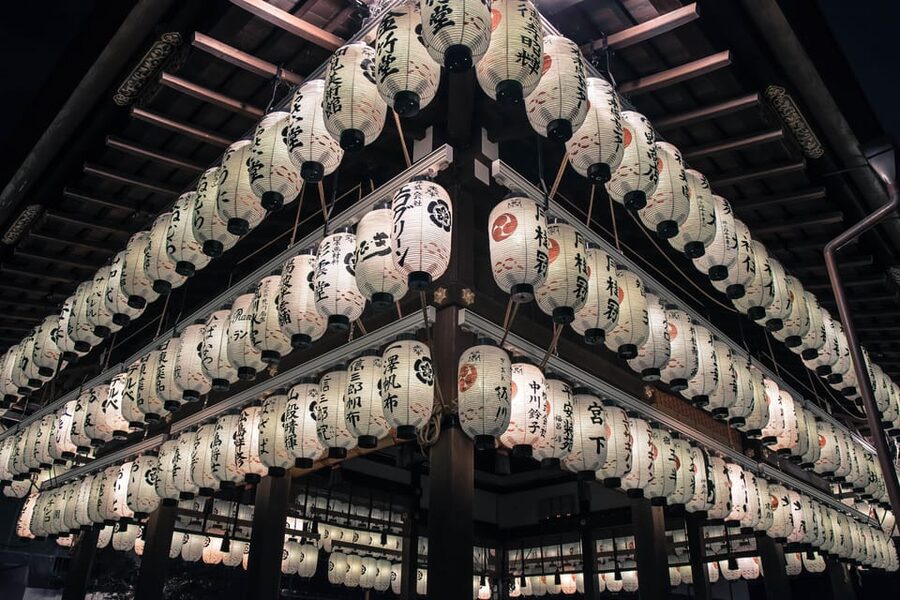 Kyoto: Kiyomizudera, Higashiyama and Yasaka Discovery Tour - Yasaka Shrine and Maruyama Park: Shinto Stories That Make the Space Click