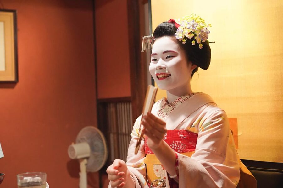 Kyoto: Maiko Dinner in Traditional Restaurant and Tour - Waiting for Her Arrival in a Traditional Kyoto Machiya Shop