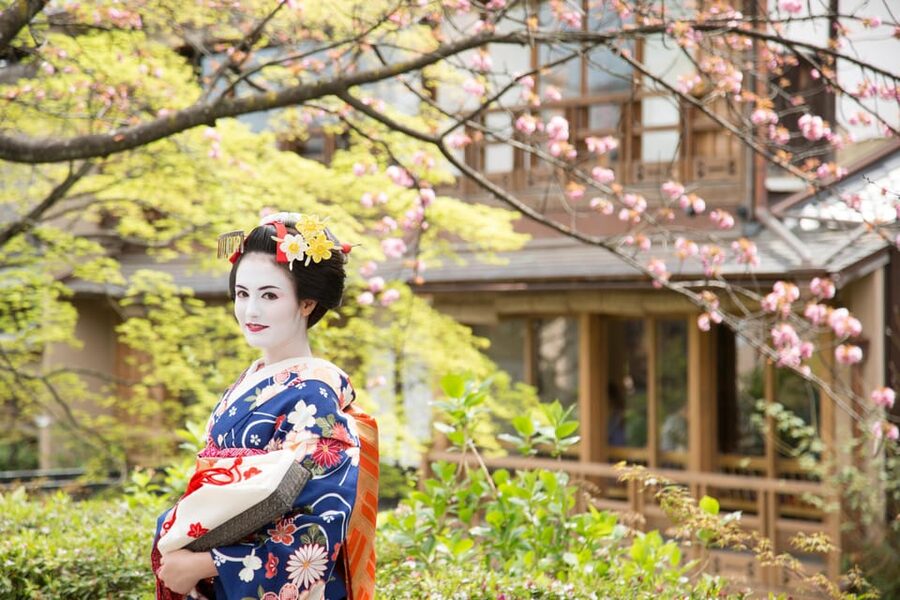 Kyoto: Maiko Makeover and Photoshoot Experience - Optional strolling: when you want more time outside