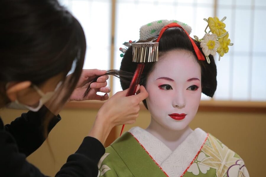 Kyoto: Maiko Makeover and Photoshoot Experience - Inside the studio: lockers, socks, and getting comfortable