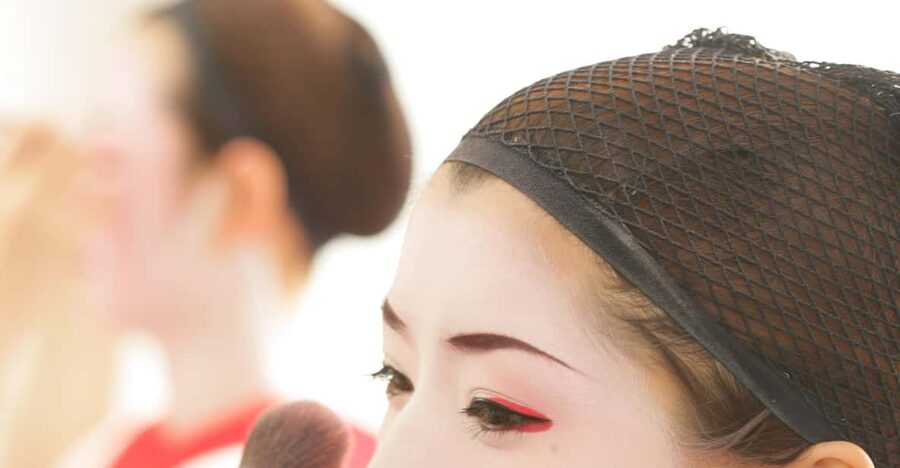 Kyoto: Maiko Makeover and Photoshoot Experience - The kimono moment: picking from 100 options
