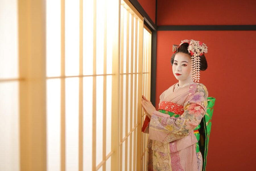 Kyoto: Maiko Makeover and Photoshoot Experience - Photoshoot in the Japanese room: why direction matters