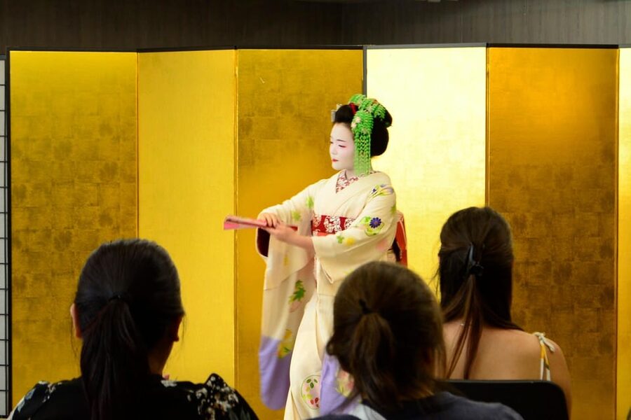 Kyoto: Meet-and-Greet, Maiko Show and Experience - The 45-minute flow: dances, attire talk, questions, and your photo