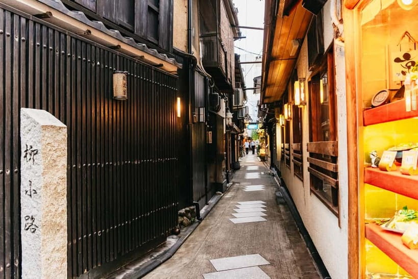 Kyoto Night All-Inclusive Eats and Streets, Gion and Beyond - How the group and guide style change the whole night
