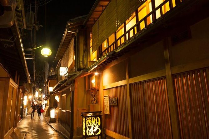 Kyoto Night Foodie Tour in Gion (9+ dishes + 6 Sake tastings) - Small group energy, and what the best guides do right