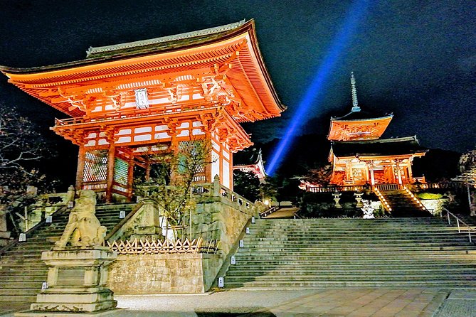 Kyoto night walk tour (Gion district) - Stop 2, Yasakanoto pagoda: where photos matter and history counts