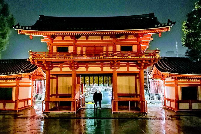 Kyoto night walk tour (Gion district) - Stop 1, Yasaka Shrine: the mood setter with a quick history