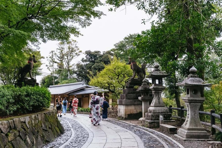 Kyoto: Nijo Castle, Kiyomizu & Fushimi Inari Guided Tour - Why the bilingual guides make a real difference on a full-day bus plan