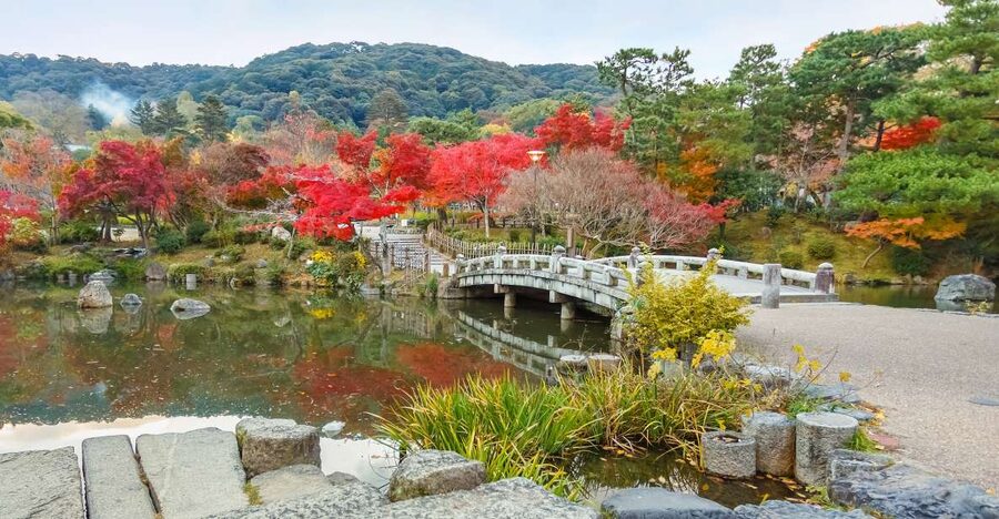 Kyoto: Private 2.5 Hour Historical Walking Tour - Starting at Yasaka Shrine’s red gate, then learning shrine basics