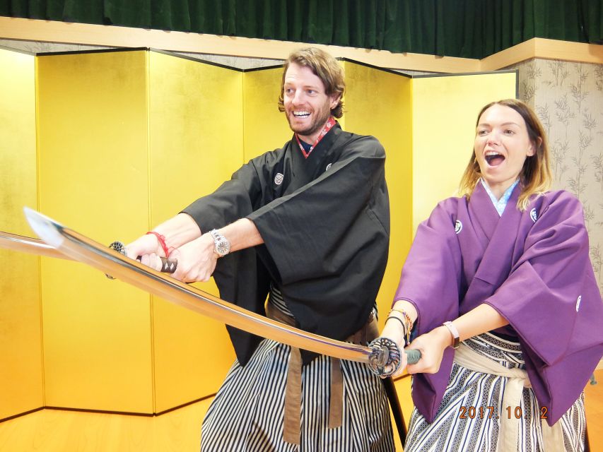 Kyoto: Samurai Sword Class by Experts in Traditional Arts - Bowing like a warrior, then practicing the draw and sheath