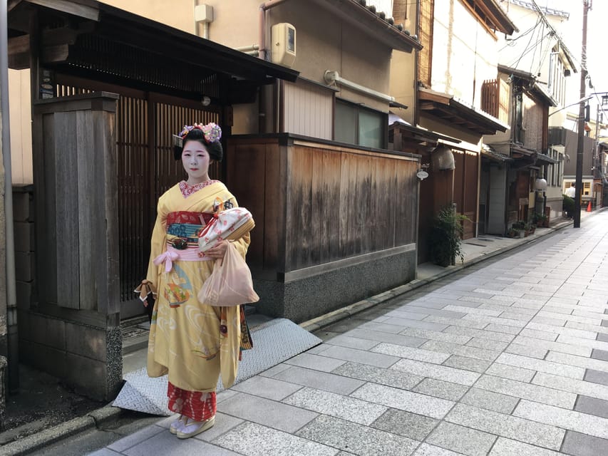 Kyoto: The Geisha Districts of Kyoto Walking Tour - Miyagawacho welcome lounge, drink in hand