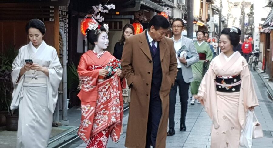 Kyoto: The Geisha Districts of Kyoto Walking Tour - Bilingual guides and small-group pacing