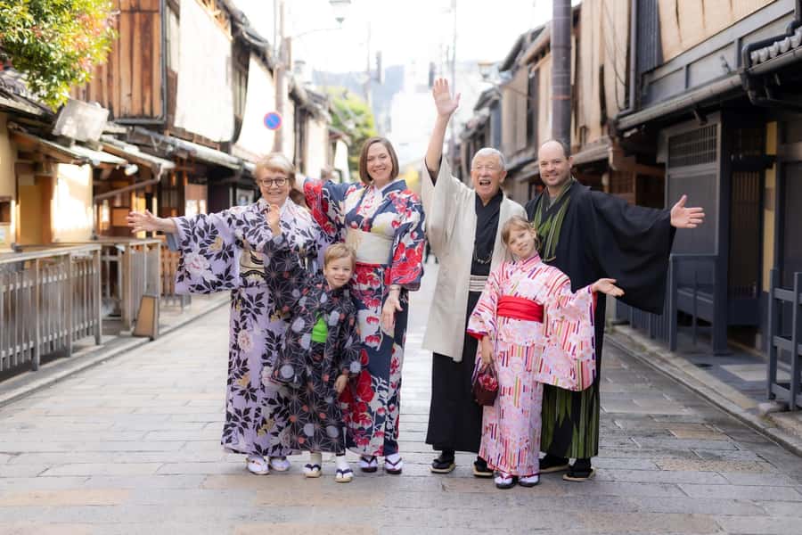 Kyoto: Traditional Kimono Rental - Picking your kimono: classic elegance, modern looks, and sizes that fit