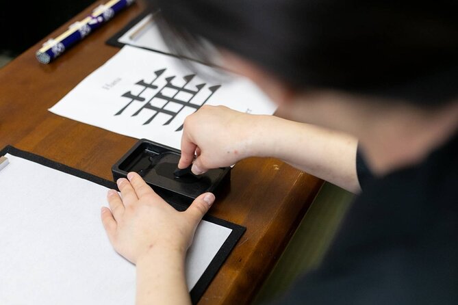 Learning Zen of Japanese Calligraphy in kimono near Osaka Castle - Dressing into Kimono, Hakama, and the Art of Getting Comfortable