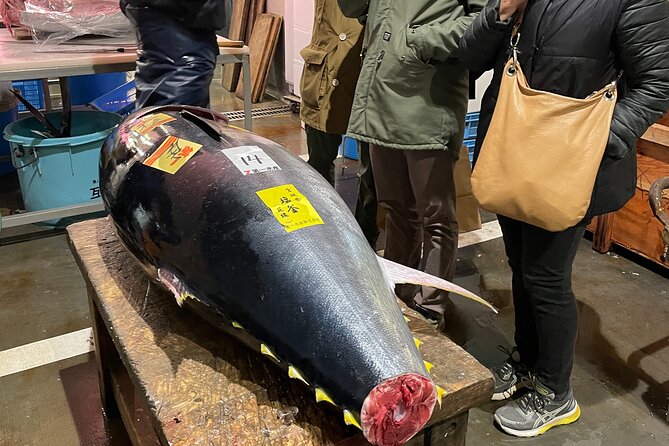 Master the art of Sushi : Toyosu Market Tour & Tuna Cutting - Buying and sampling: how to use the market time wisely