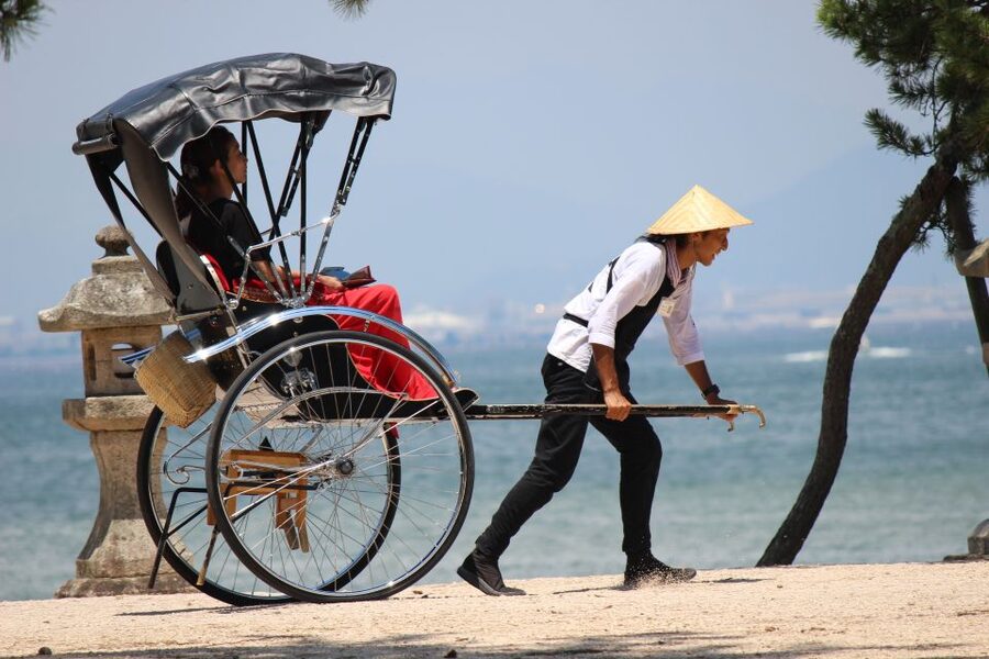 Miyajima: Private Rickshaw Tour to Itsukushima Shrine - 130-Minute Option: Senjokaku Shrine and Hideyoshi-Era Storytelling