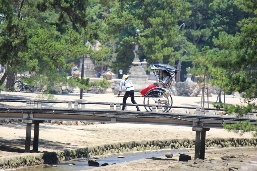 Miyajima: Private Rickshaw Tour to Itsukushima Shrine - The Floating Torii at Itsukushima Shrine, and Why Tide Matters
