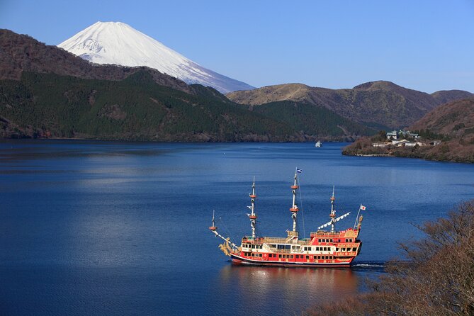 Mt.Fuji and Hakone Tour - Hakone Shrine and Kuzuryu Shrine: the lake-gate view that turns photos into memories