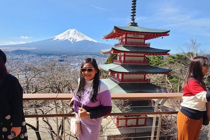 Mt. Fuji Day Trip from Tokyo with English Speaking Driver Guide - Stop 1: Lake Kawaguchiko first, for that fast “Is it really here?” moment