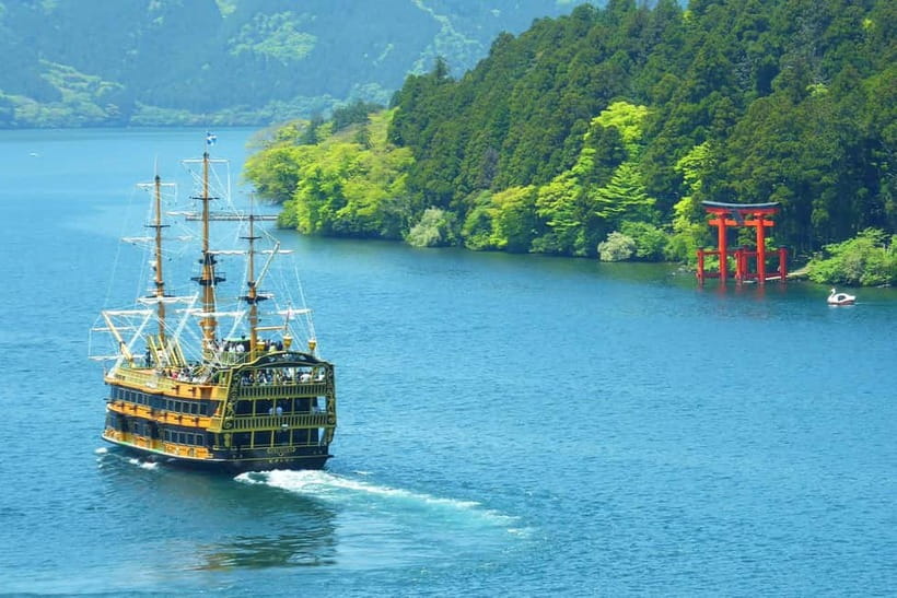 Mt Fuji Hakone/Enoshima Tour:Optional Ropeway/Lake Ashi Boat - Hakone Shrine photo stop: short time, very recognizable payoff