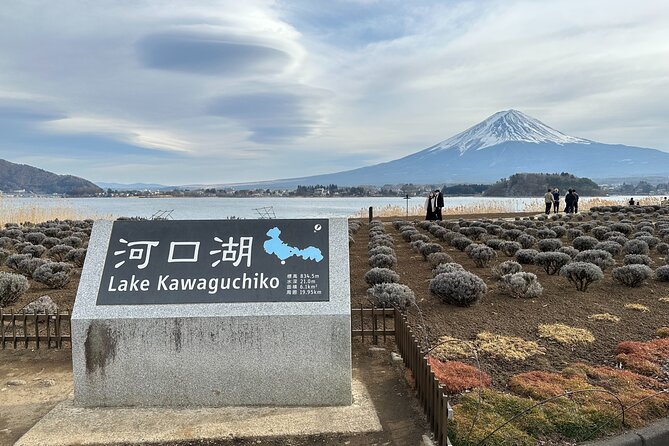Mt. Fuji, Oishi Park & Arakurayama Pagoda Bus Tour with Lunch - Lake Kawaguchi crossing: a calm moment between viewpoints